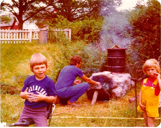 småland far syster & jag vid röken.bmp - Rökning av fisk